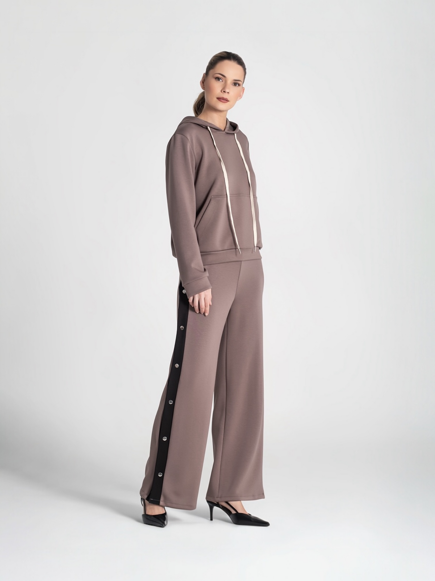 PANTALÓN CORCHETES TAUPE