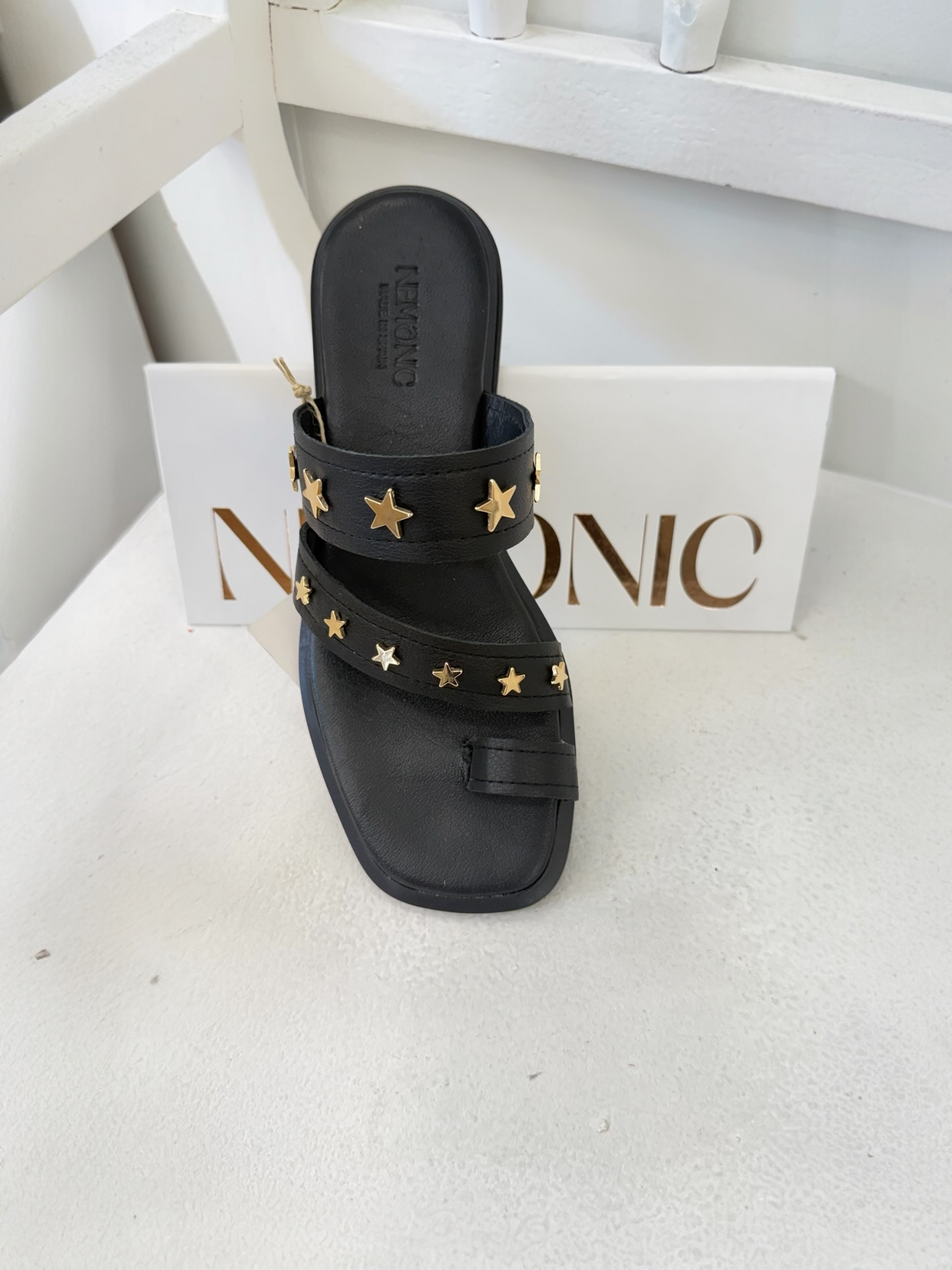 SANDALIAS DE DEDO DE PIEL ESTRELLAS NEGRO