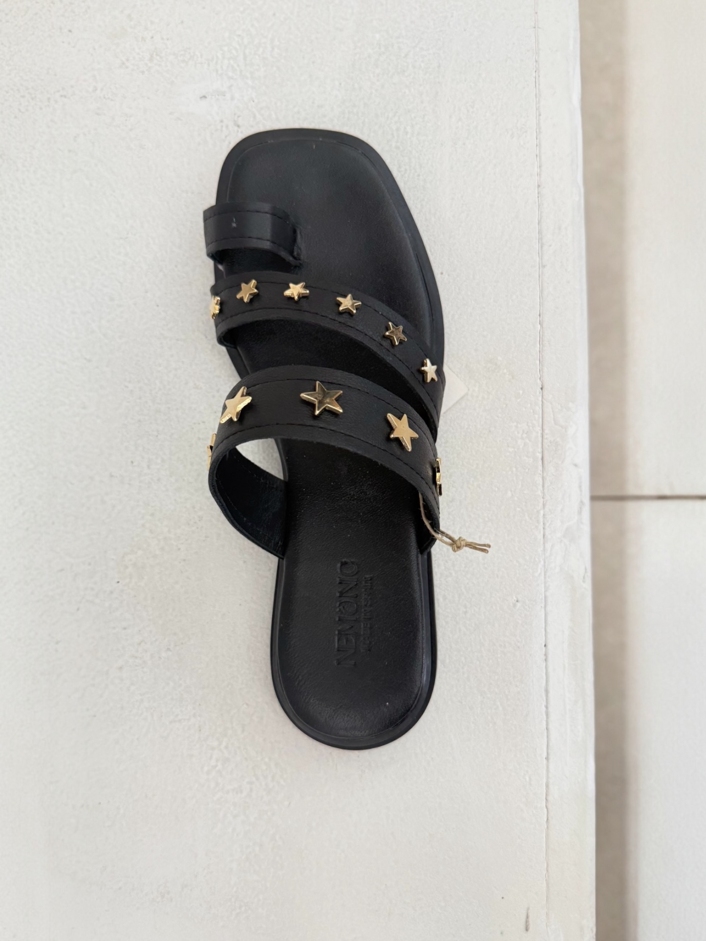 SANDALIAS DE DEDO DE PIEL ESTRELLAS NEGRO